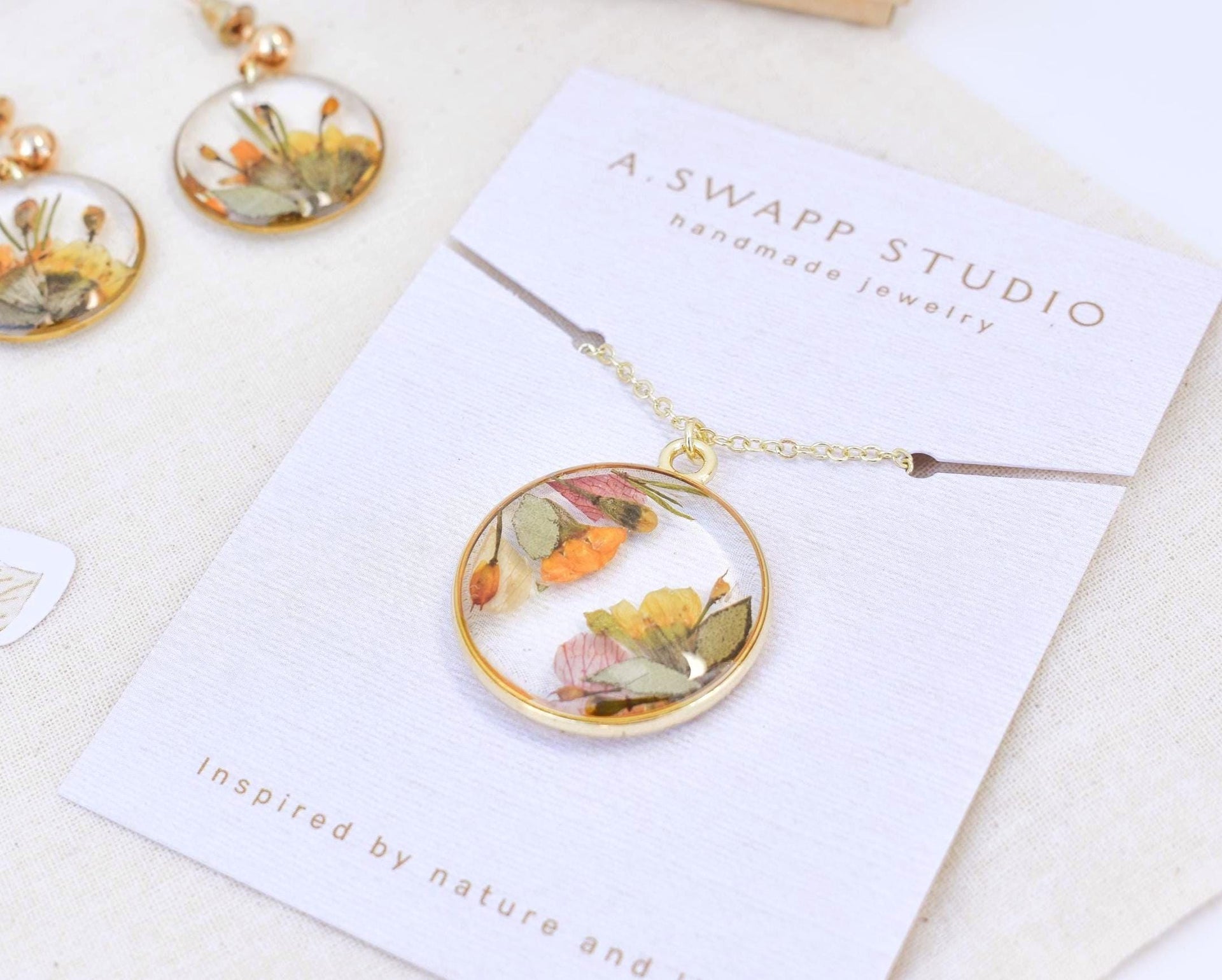 Custom Pressed Flower Necklace: Personalized Gold Bridal Resin Jewelry